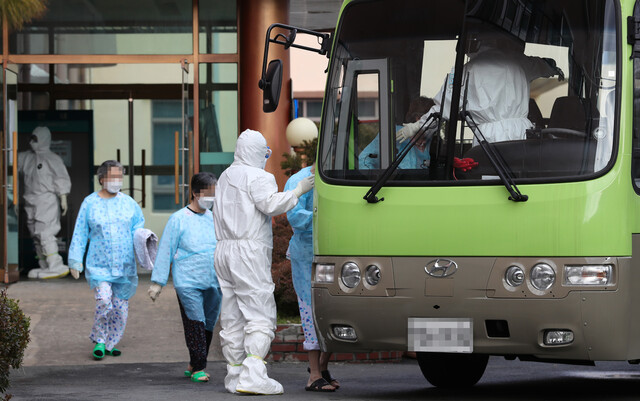 27일 오후 경북 청도대남병원에서 입원 환자 및 의료진이 국립정신건강센터로 이동하기 위해 버스에 올라타고 있다. 청도/연합뉴스