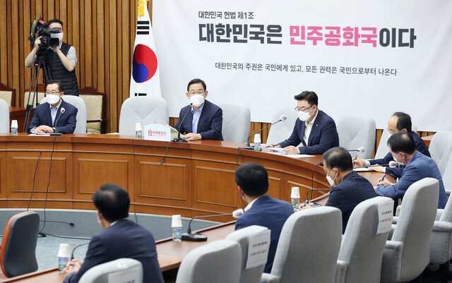 주호영 미래통합당 원내대표가 25일 서울 여의도 국회에서 열린 원내대책회의에서 발언하고 있다. 연합뉴스
