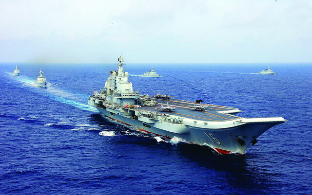 중국의 첫번째 항공모함인 랴오닝함이 서태평양에서 기동훈련을 하고 있다. 로이터 연합뉴스