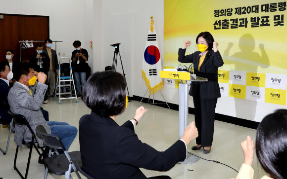 12일 오후 국회에서 열린 정의당 제20대 대통령선거 후보자 선출결과 발표 및 보고대회에서 대선 후보자로 선출된 심상정 의원이 구호를 외치고 있다. 국회사진기자단