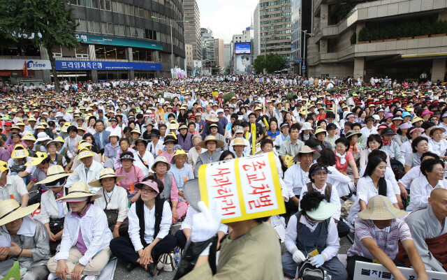 2008년 8월27일 불교단체들이 정부의 종교 편향에 항의하기 위해 서울광장에서 연 ‘이명박 정부 규탄 범불교대회’에서 서울광장에 앉지 못한 신도들이 플라자호텔 옆 도로에 앉아 참석하고 있다. 신소영 기자 viator@hani.co.kr