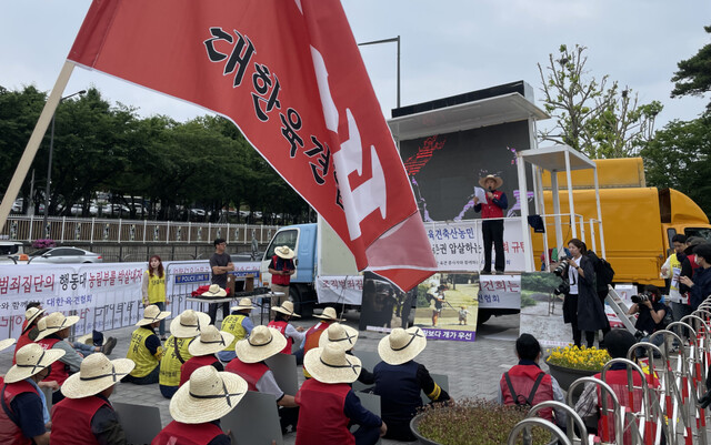 대한육견협회가 지난 8일 서울 용산구 대통령실 앞에서 개식용 종식 발언 김건희 여사 규탄 및 동물보호단체 후원금 조사 등을 촉구하는 집회를 열고 있다. 김지숙 기자