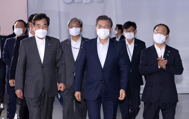 문재인 대통령이 16일 오후 서울 동대문디자인플라자에서 열린 제3차 한국판 뉴딜 전략회의에 참석하고 있다. 연합뉴스