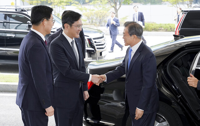 문재인 대통령이 2019년 10월10일 ‘삼성디스플레이 신규 투자 및 상생협력 협약식’이 열린 삼성디스플레이 아산공장에 들어서면서 이재용 삼성전자 부회장의 영접을 받고 있다. 청와대 제공