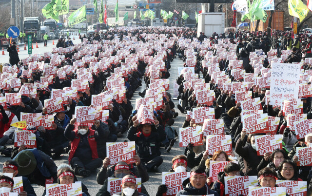 민주노총이 전국 15개 곳에서 동시다발 총파업 총력투쟁대회를 한 6일 오후 경기도 의왕시 컨테이너 제 2기지 앞에서 화물연대 조합원들이 안전운임제 확대시행 등의 구호를 외치고 있다. 윤운식 선임기자 yws@hani.co.kr