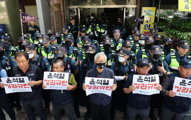 경찰이 전국민주노동조합총연맹(민주노총) 건설노조에 1박2일 집회 관련 압수수색이 들어간 지난 6월9일 오전 서울 영등포구 민주노총 건설노조 사무실 앞에서 노조원들이 윤석열 정권의 노동자 탄압을 규탄하는 손팻말을 들고 있다. 백소아 기자 thanks@hani.co.kr