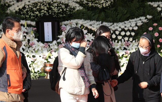 이태원 참사 사망자 합동분향소가 마련된 서울광장에서 31일 오후 시민들의 조문이 이어지고 있다.강창광 선임기자 chang@hani.co.kr