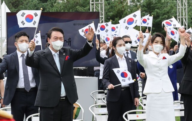 윤석열 대통령과 김건희 여사가 2022년 8월15일 서울 용산 대통령실 청사 잔디마당에서 열린 제77주년 광복절 경축식에서 만세삼창을 하고 있다. 연합뉴스