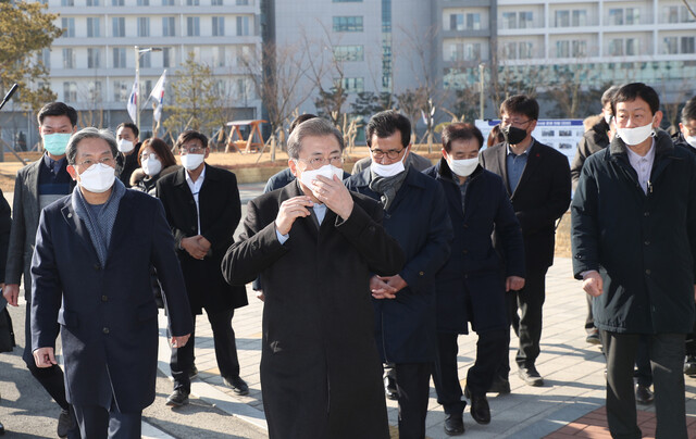 문재인 대통령이 9일 신종 코로나바이러스 확산으로 중국 우한 교민들이 임시 생활하고 있는 진천 공무원인재개발원에서 현황 보고를 받은 후 인근 주민 간담회장으로 이동하고 있다. 연합뉴스