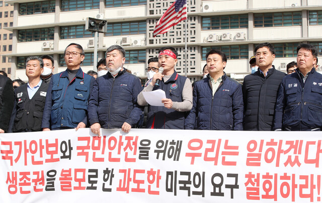 주한미군 한국인노동조합 회원들이 20일 오후 서울 종로구 주한 미국대사관 앞에서 열린 기자회견에서 미국의 주한미군 한국인노동자에 대한 무급휴직 철회를 촉구하고 있다. 연합뉴스