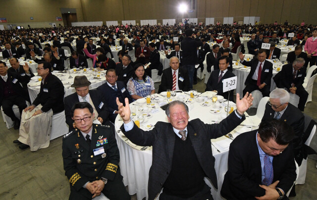 2018년 3월 8일 오전 경기도 고양시 킨텍스에서 개최된 제50주년 국가조찬기도회에 참석한 목회자들이 기도를 하고 있다. 사진 청와대사진기자단