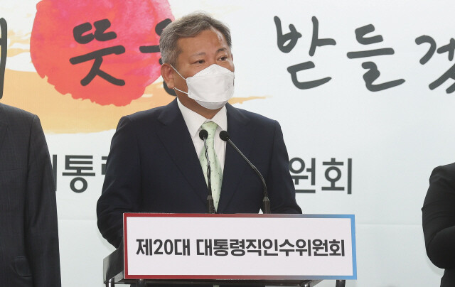 이상민 행정안전부 장관 후보자가 13일 서울 종로구 통의동 인수위 브리핑룸에서 열린 2차 내각 발표에서 취재진의 질문에 답변하고 있다. 공동취재사진