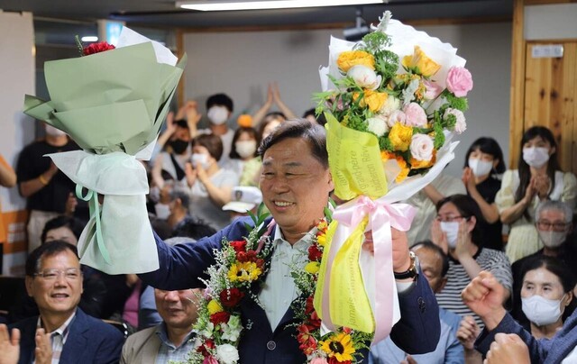 김종훈 울산 동구청장 당선자가 지난 2일 당선 확정 뒤 지지자들로부터 받은 축하 꽃다발을 들어 올리고 있다. 진보당 울산시당 제공