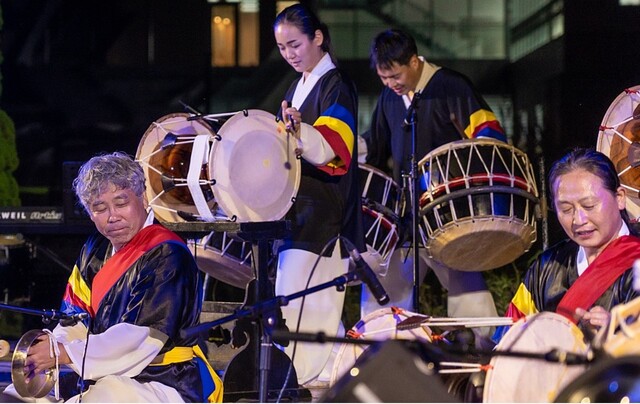광주 전통문화연구회 얼쑤 단원들이 지난해 9월 광주예술난장 굿판 무대에서 공연하고 있다. 얼쑤 누리집 갈무리