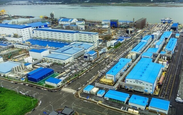 포스코그룹이 광양시 율촌산업단지에 축구경기장 약 75개 규모로 조성한 이차전지소재 콤플렉스 전경. (사진 왼쪽부터 시계 방향으로) 포스코퓨처엠, 포스코필바라리튬솔루션, 포스코HY클린메탈. 포스코퓨처엠 제공