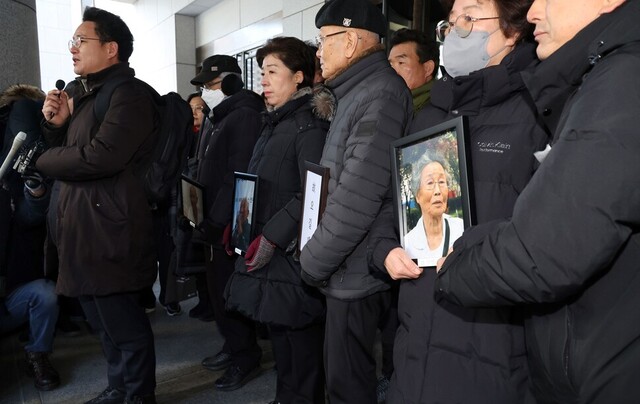 일제 강제동원 피해자 유족들과 법률 대리인단이 지난 21일 오전 미쓰비시중공업과 일본제철을 상대로 낸 손해배상 청구 소송에서 승소한 후 서울 서초구 대법원 법정 앞에서 기자회견을 하고 있다. 연합뉴스