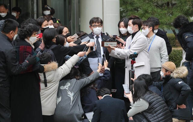 사모펀드 및 자녀 입시비리 등의 혐의를 받는 정경심 동양대학교 교수가 23일 오후 서울 서초구 서울중앙지방법원에서 열린 1심 선고공판에서 법정구속된 뒤 정 교수 쪽 변호인 김칠준 변호사가 선고 직후 취재진과 만나 “항소하겠다”고 말하고 있다. 김봉규 선임기자 bong9@hani.co.kr