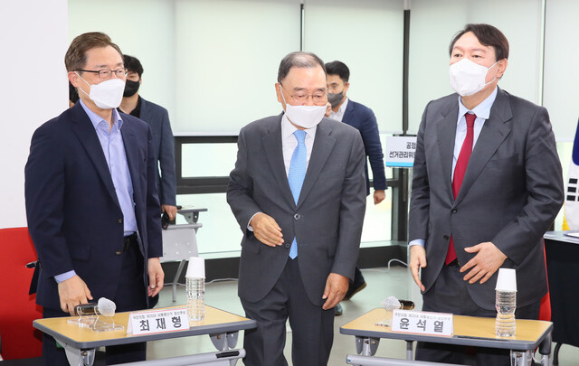 정홍원 국민의힘 선거관리위원장이 5일 서울 영등포구 국민의힘 중앙당사에서 열린 공정경선 서약식 및 선관위원장 경선 후보자 간담회에 윤석열, 최재형 후보 사이로 입장하고 있다. 홍준표, 유승민, 하태경, 안상수 후보는 '역선택 방지조항 제외'를 주장하며 이날 행사에 불참했다. 공동취재사진