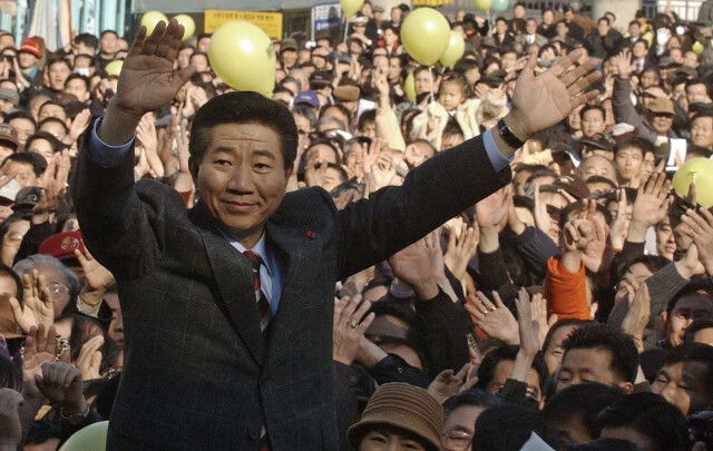 2002년 4월 민주당 대선 후보 광주 경선에서 1위를 차지한 노무현 전 대통령이이 지지자들에게 손을 들어 화답하고 있다.