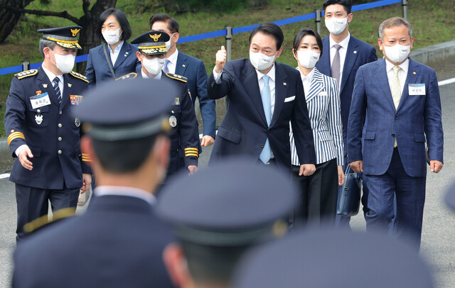 윤석열 대통령이 19일 충청북도 충주 중앙경찰학교 대운동장에서 열린 중앙경찰학교 310기 졸업식에 참석하며 엄지를 들어 보이고 있다. 맨왼쪽은 윤희근 경찰청장, 맨오른쪽은 이상민 행정안전부 장관. 대통령실사진기자단