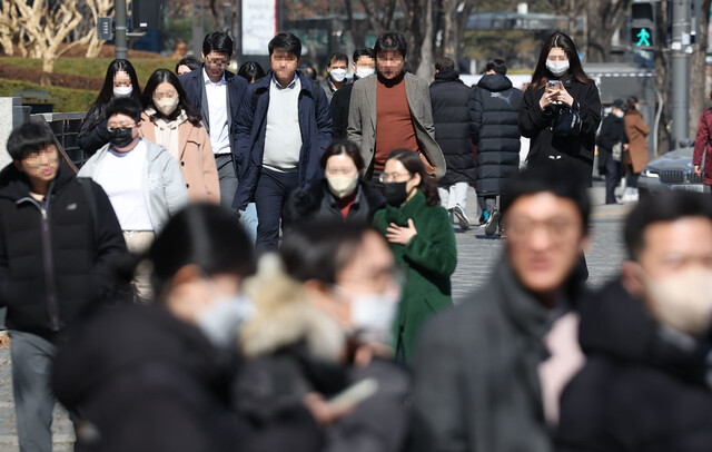 서울 오후 기온이 10도 안팎까지 오르는 등 따뜻한 날씨를 보이는 지난달 27일 서울 청계천 인근에서 직장인 등 시민들이 산책을 하고 있다. 연합뉴스