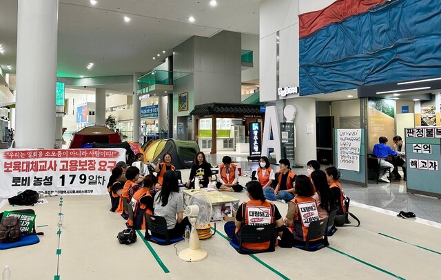 10일 광주시 사회서비스원 소속 보육대체교사들이 ‘부당해고’ 철회를 요구하며 광주시청 1층 로비에서 6개월째 농성을 하고 있다. 민주노총 공공연대노조 제공