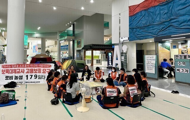 광주시 사회서비스원 소속 보육대체교사들이 지난 25일 200여일만에 광주시청 1층 로비에서 진행하던 농성을 풀었다. 사진은 지난달 농성 장면. 공공연대노조 광주시사회서비스원지부 제공