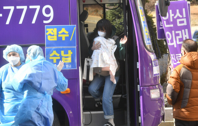 경기도의 한 국민안심병원에서 코로나19 검사 모습. 공동취재사진단