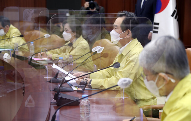 정세균 국무총리가 13일 정부서울청사에서 열린 코로나19 대응 중앙재난안전대책본부 회의를 주재하고 있다. 연합뉴스