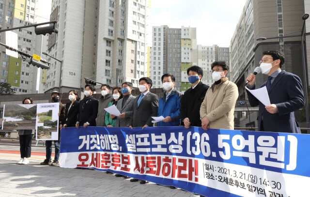 오세훈 서울시장 재임 시절 당시 처가가 소유한 내곡동 땅 부지가 국민임대주택지구 부지로 지정돼 36억원의 보상을 받았다는 의혹이 제기된 내곡동 주택지구를 둘러보고 회견 중인 더불어민주당 야당후보검증팀. 공동취재사진