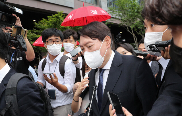 윤석열 전 검찰총장이 지난 7일 오후 서울 종로구의 한 식당에서 안철수 국민의당 대표와 오찬 회동을 마친 뒤 기자들의 질문을 받으며 다른 장소로 이동하고 있다. 공동취재사진