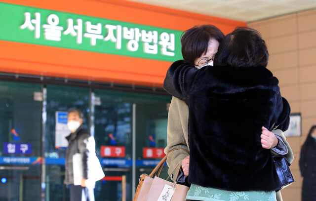고 황예진씨의 어머니가 6일 오후 1심 재판이 끝난 뒤 서울 마포구 서울서부지법 앞에서 지인의 품에 안겨 오열하고 있다. 박종식 기자 anaki@hani.co.kr