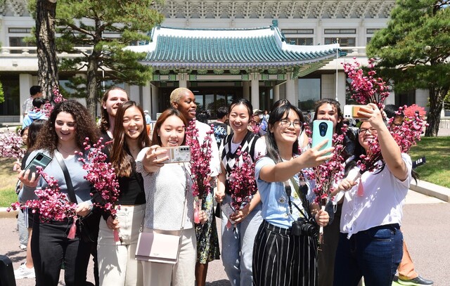 윤석열 정부 출범에 맞춰 청와대 국민 개방 기념행사가 열린 10일 서울 종로구 청와대 본관에서 국민대표 74인 중 연세대 교환학생들이 기념촬영을 하고 있다. 개방행사는 오는 22일까지 열리며 온라인 신청자 중 당첨자만 오전 7시부터 오후 7시까지 6차례에 걸쳐 6500명씩 매일 3만9000명이 관람할 수 있다. 공동취재사진