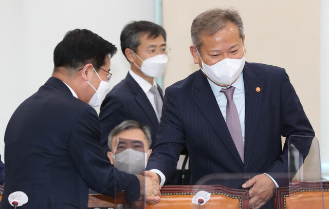 이상민(오른쪽) 행정안전부 장관이 16일 서울 여의도 국회에서 열린 추경안 심사를 위한 행정안전위원회 전체회의에 참석하며 김창룡 경찰청장과 악수하고 있다. 연합뉴스