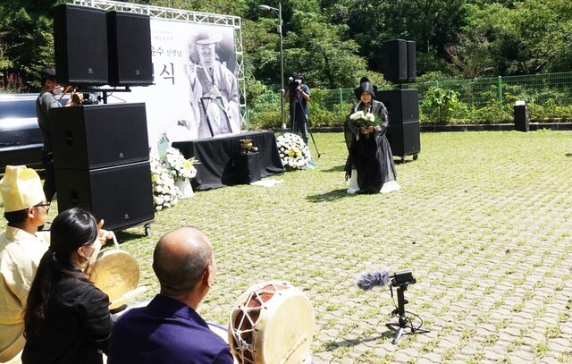 8일 오전 제주시 건입동 제주칠머리당영등굿 전수관에서 봉행된 김윤수 심방의 고별식에서 김희숙씨가 고별공연을 하고 있다. 허호준 기자