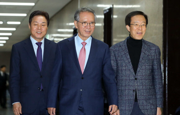 김형오 자유한국당 공천관리위원장(가운데), 박완수 한국당 사무총장(왼쪽), 이석연 위원 등이 지난 29일 국회에서 열린 공천관리위원회 회의에 입장하고 있다. 연합뉴스