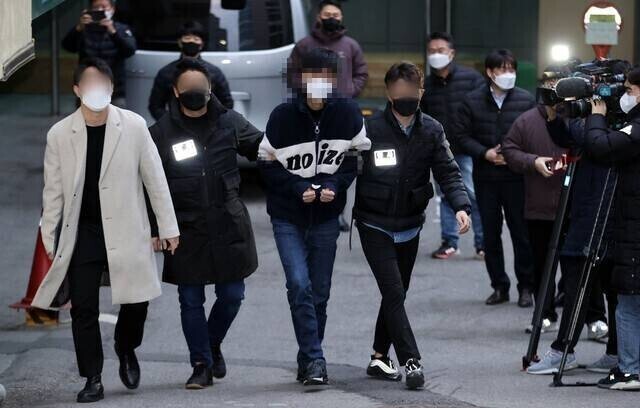 경찰의 신변보호를 받던 전 여자친구를 스토킹하고 살해한 혐의를 받는 김병찬씨가 지난해 11월29일 오전 검찰로 송치되기 위해 서울 남대문경찰서를 나서고 있다. 연합뉴스