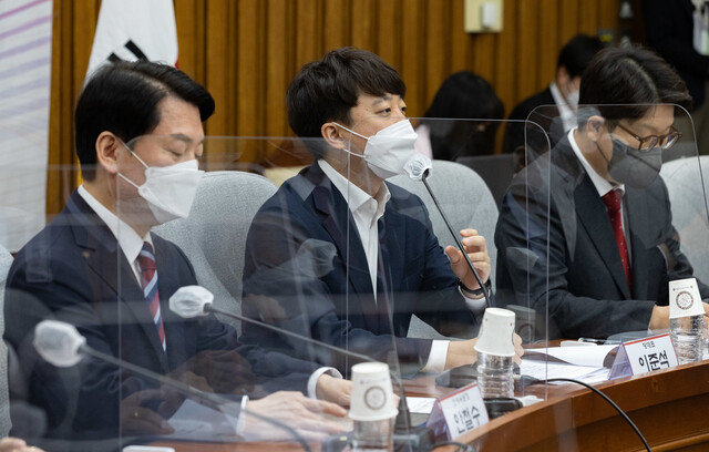 지난 28일 국회에서 열린 국민의힘-대통령직인수위원회 당정협의에 참석한 이준석 대표. 공동취재사진