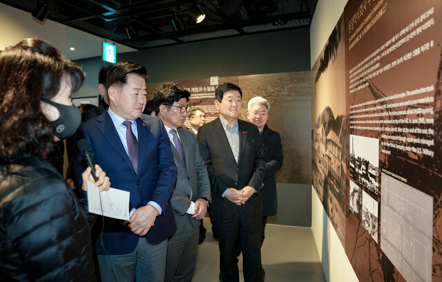 오영훈 제주지사, 김경학 도의장, 김광수 교육감, 강철남 의원(왼쪽 두 번째부터) 등이 13일 개관한 제주주정공장 4·3역사관을 둘러보고 있다. 제주도 제공