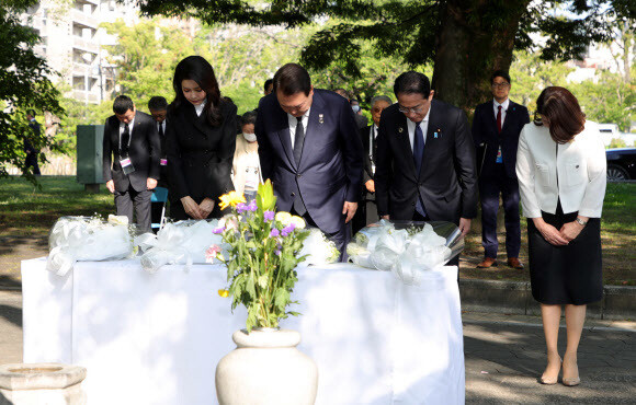 윤석열 대통령과 김건희 여사가 21일 히로시마 평화기념공원 내 한국인 원폭 피해자 위령비에 기시다 후미오 일본 총리, 기시다 유코 여사와 함께 묵념하고 있다. 연합뉴스