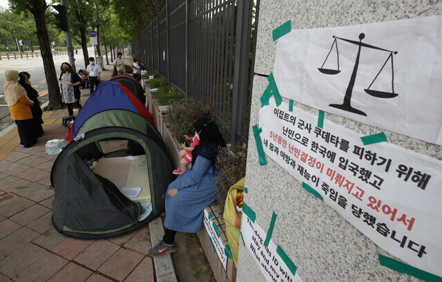 이집트에서 온 난민신청자들이 2022년 7월11일 오후 정부과천정사 앞에 ‘텐트농성’을 하고 있다. 김혜윤 기자 unique@hani.co.kr