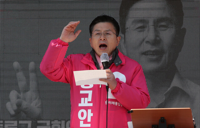 황교안 미래통합당 대표가 8일 오후 서울 종로구 부암동 주민센터 앞 거리유세에서 발언하고 있다. 김경호 선임기자 jijae@hani.co.kr