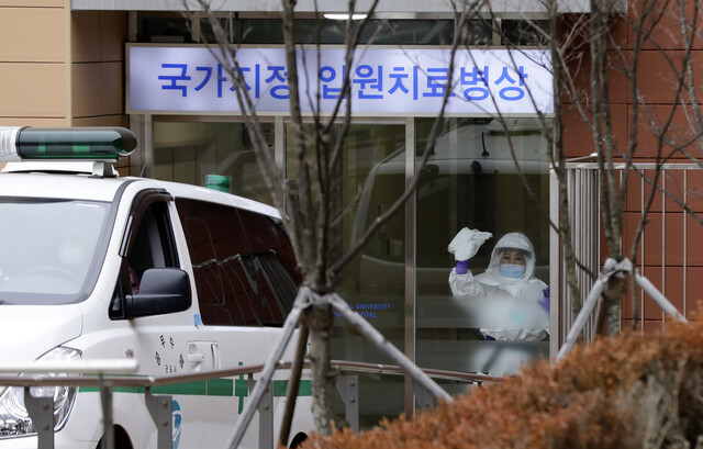 지난 1월27일 오후 경기 성남시 분당구 구미동 분당서울대병원 국가지정 입원치료병상에서 코로나 19 의심환자가 들어간 뒤 직원이 출입구를 소독하고 있다. 김명진 기자 littleprince@hani.co.kr