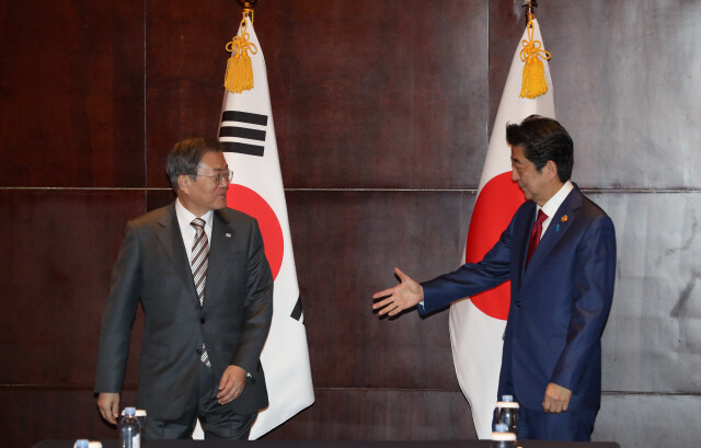 문재인 대통령(왼쪽)과 아베 신조 일본 총리.