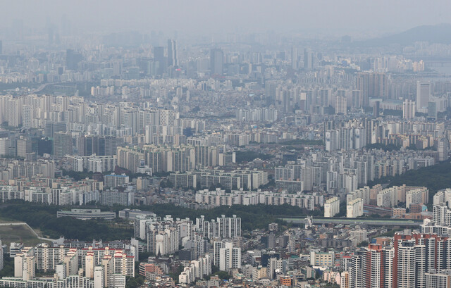 남한산성에서 내려다 본 서울 송파, 강남 일대 아파트 단지. 연합뉴스