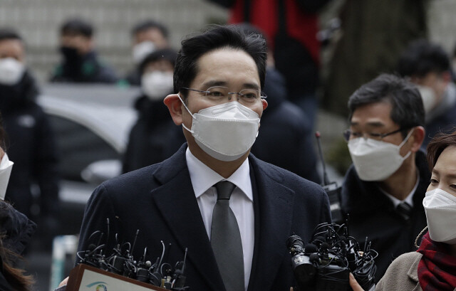 국정농단 사건 파기환송심 선고가 열린 지난 1월18일 오후 서울 서초구 서울고등법원에 들어서고 있는 이재용 삼성전자 부회장. 김혜윤 기자 unique@hani.co.kr