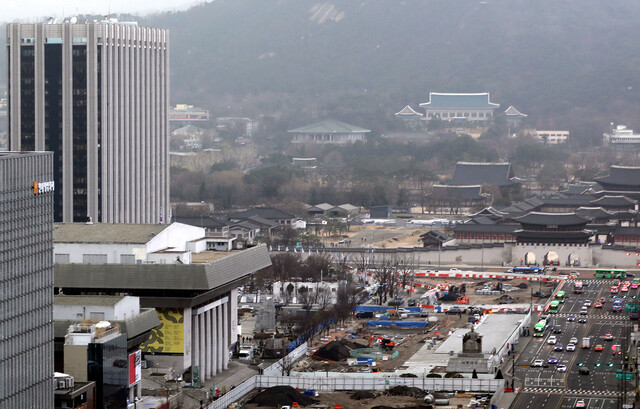 대통령 집무실 공간이 될 광화문 정부서울청사와 공사 중인 광화문광장. 왼쪽 정부서울청사 뒷편으로 청와대가 보인다. 윤운식 선임기자 yws@hani.co.kr