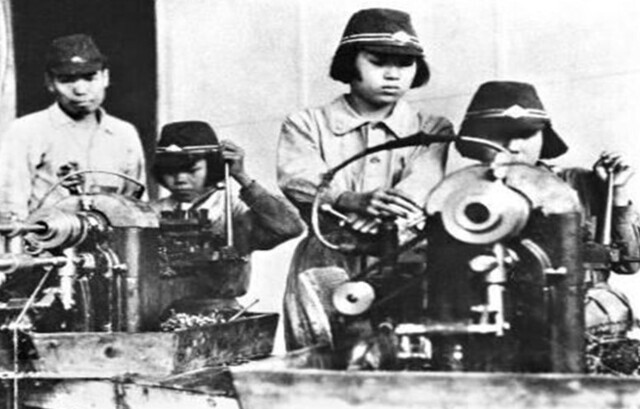 일제는 1944~1945년 조선의 여자 어린이들을 속여 군수공장으로 동원해 항공기 부품 페인트칠을 시키는 등 강제노동에 동원하고도 임금을 주지 않았고, 지금까지 사과 한마디 하지 않았다. 시민모임 제공