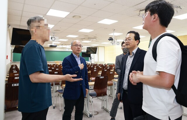 신문규 교육부 기획조정실장 등 교육부 관계자가 30일 오후 서울의 한 대형학원에 대한 합동점검을 벌이고 있다. 교육부 제공