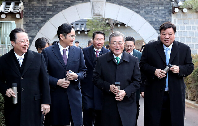 문 대통령이 2019년 1월 이재용 삼성전자 부회장 등을 청와대로 초청해 이야기를 나누고 있다. 청와대 제공